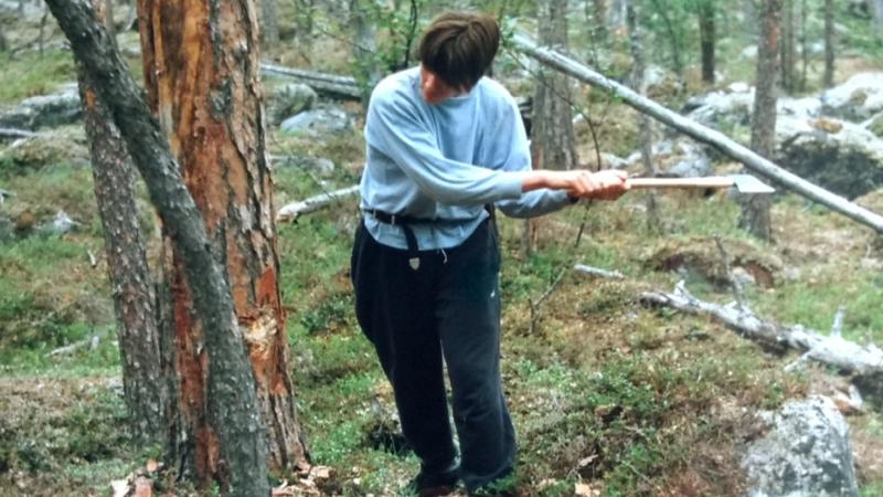 Einen Baum toten fällen in Nord-Finnland