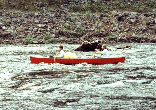 Kanufahrt durch die Stromschnellen des Ivalojoki